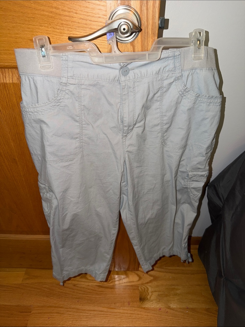 Gloria Vanderbilt Gray Capris